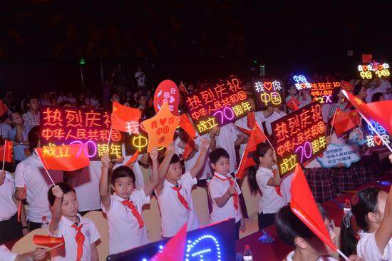  全场合唱《我和我的祖国》